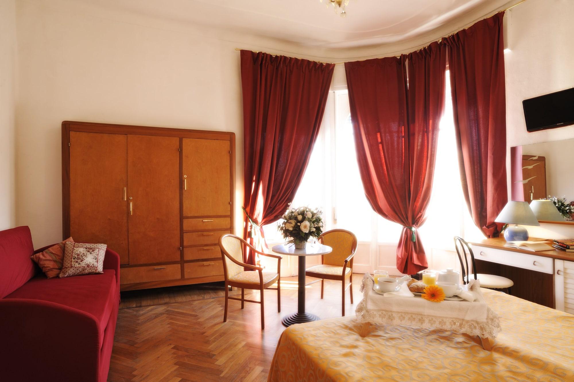 Hotel Alfieri Алассіо Екстер'єр фото