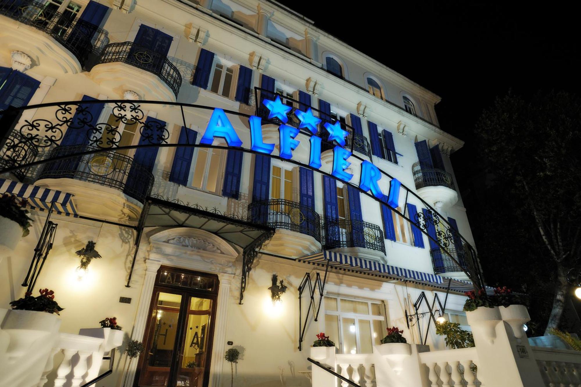 Hotel Alfieri Алассіо Екстер'єр фото
