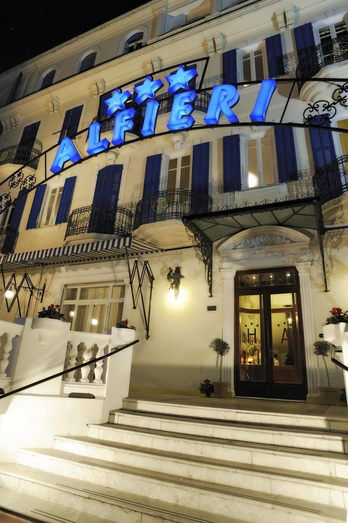 Hotel Alfieri Алассіо Екстер'єр фото